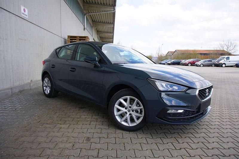 Neu Seat Leon Style 150 PS (110 kW) 2025 Fjordblau Limousine