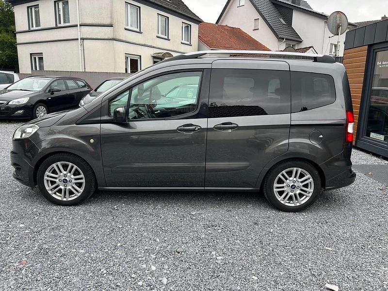 Gebraucht Ford Tourneo Courier Titanium 101 PS (74 kW) 2015 Magneticgrau (metallic) Van / Kleinbus