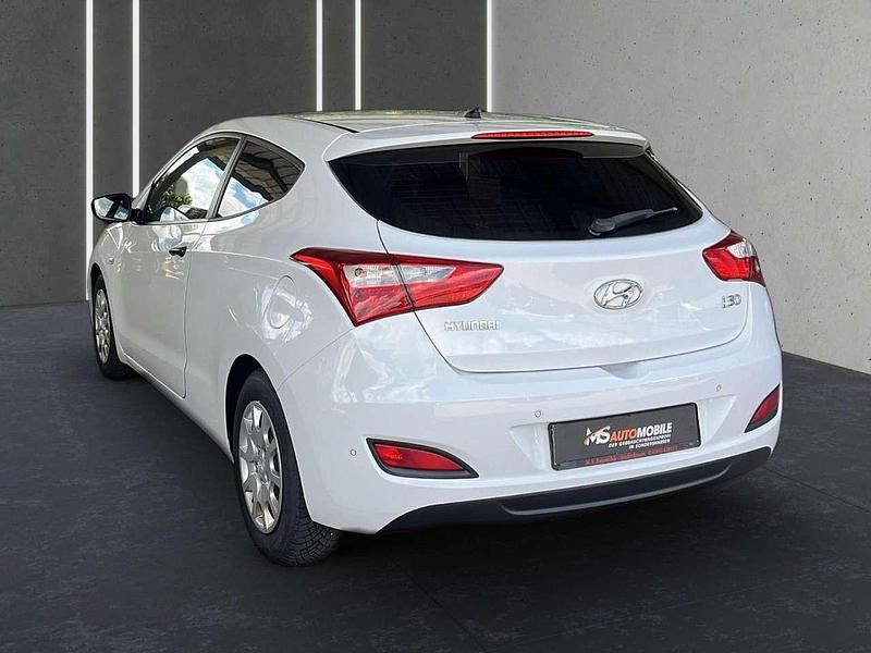 Gebraucht Hyundai Coupé Classic 99 PS (72 kW) 2014 Creamy white / sol Coupé