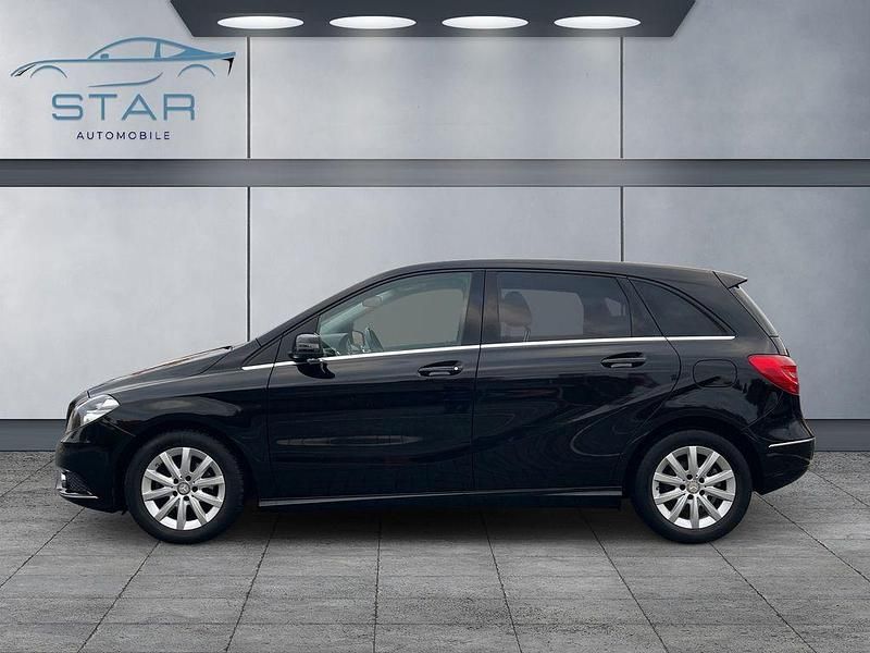 Gebraucht Mercedes B180 122 PS (89 kW) 2014 Schwarz Van / Kleinbus