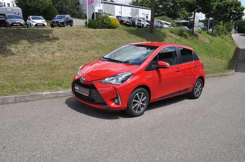 Rot Gebraucht 2019 Toyota Yaris Hybrid Limousine | 14.380 € (Fairer Preis) - Bild 1/4
