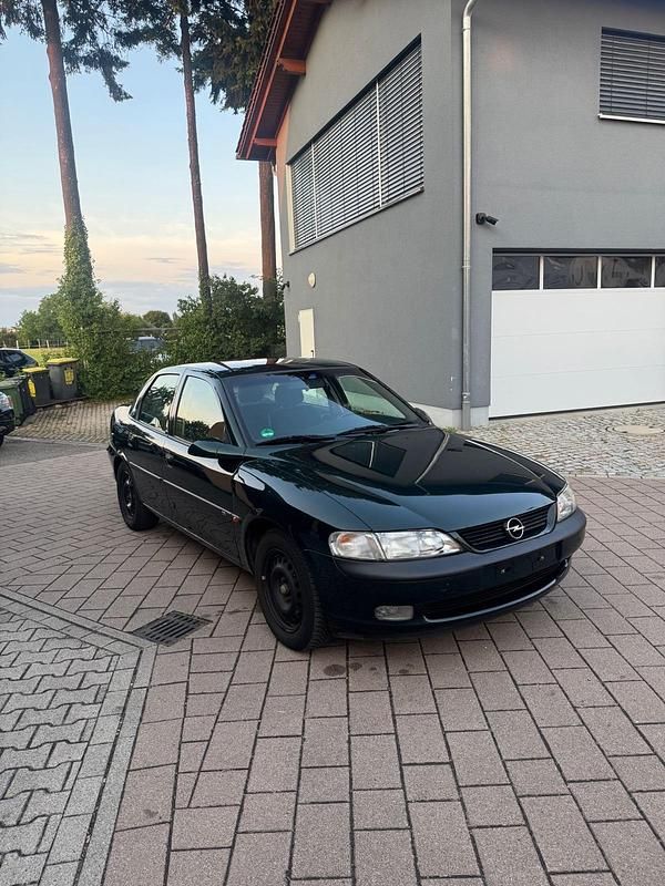 Grün Gebraucht 1998 Opel Vectra Limousine | 2.499 € (Fairer Preis) - Bild 1/4