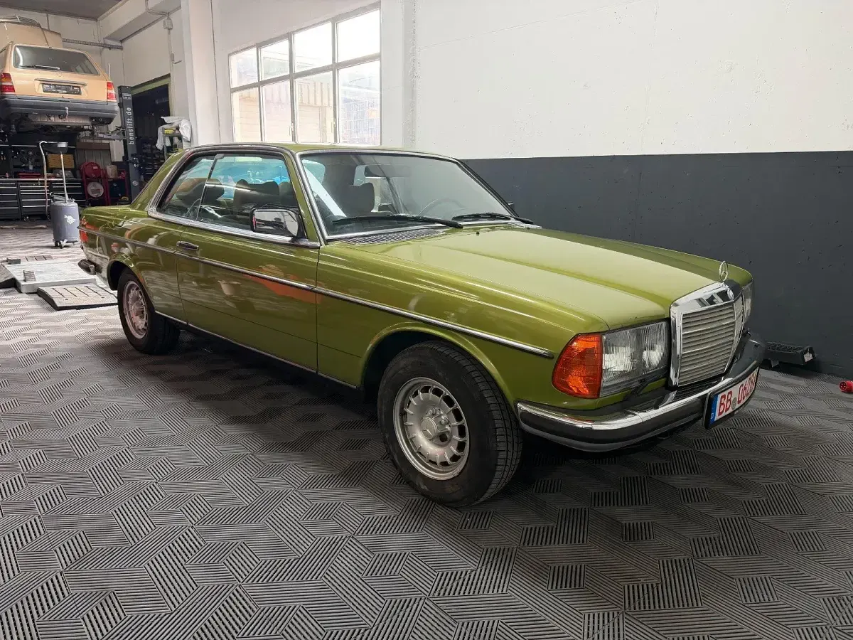 Gebraucht Mercedes 280 177 PS (130 kW) 1979 Grün Coupé
