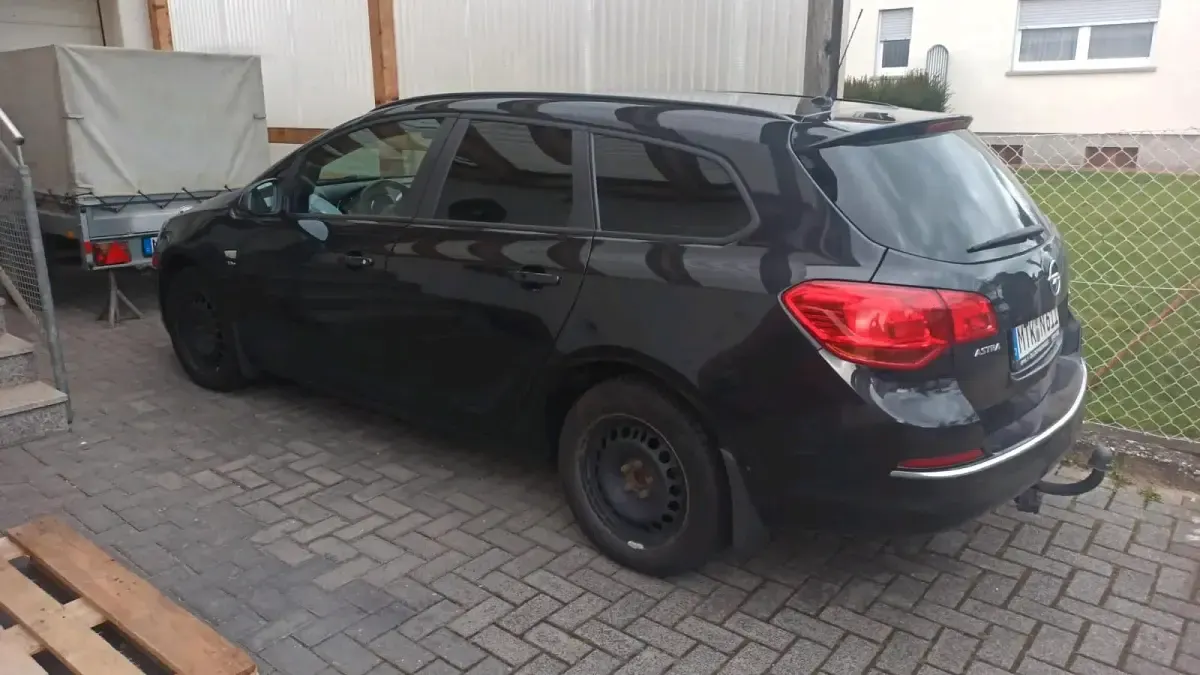 Używany Opel Astra 140 KM (102 kW) 2013 Czarny Kombi