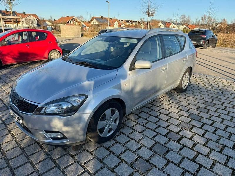 Silber Gebraucht 2011 Kia Ceed Sportswagon Vision Kombi | 4.700 € (Fairer Preis) - Bild 1/4