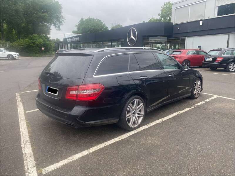 Schwarz Gebraucht 2011 Mercedes E350 Kombi | 16.900 € (Teuer) - Bild 1/4