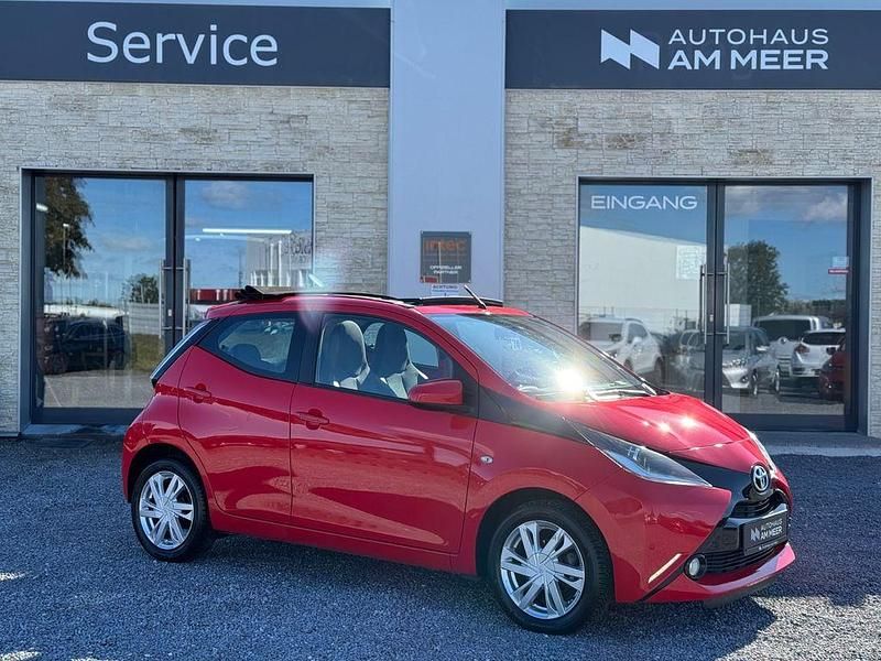 Rot Gebraucht 2015 Toyota Aygo X-wave Kleinwagen | 6.599 € (Fairer Preis) - Bild 1/4