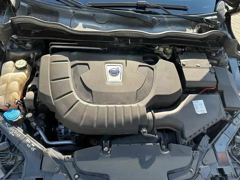 Gebraucht Volvo V40 150 PS (110 kW) 2012 Schwarz Kleinwagen