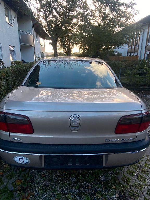 Beige Gebraucht 1998 Opel Omega Limousine | 10.000 € - Bild 1/4