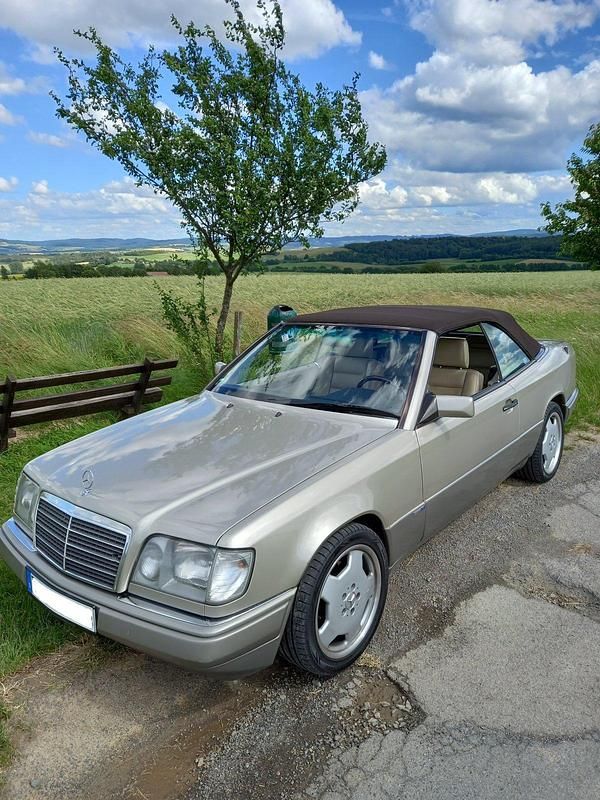 Silber Gebraucht 1995 Mercedes E220 Cabrio | 24.800 € - Bild 1/4