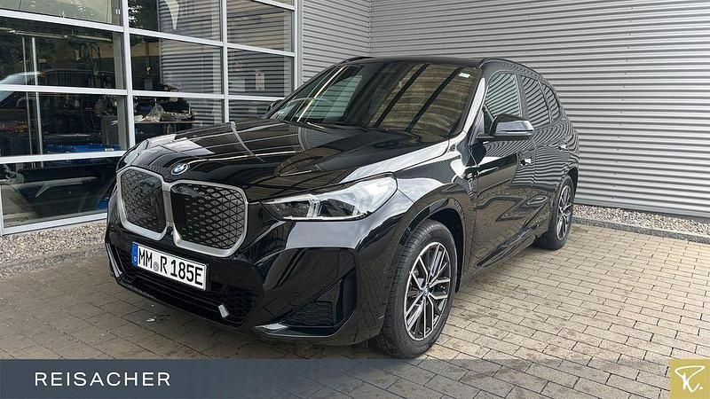 Saphirschwarz metallic Gebraucht 2025 BMW iX1 M Sport SUV | 52.900 € (Teuer) - Bild 1/4