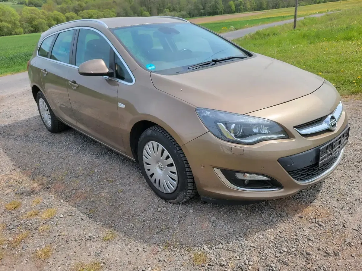 Second-hand Opel Astra 165 CP (121 kW) 2014 Maro Break