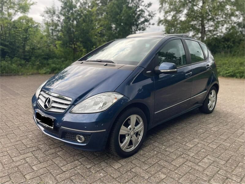 Blau Gebraucht 2012 Mercedes A180 Avantgarde Limousine | 3.999 € - Bild 1/4