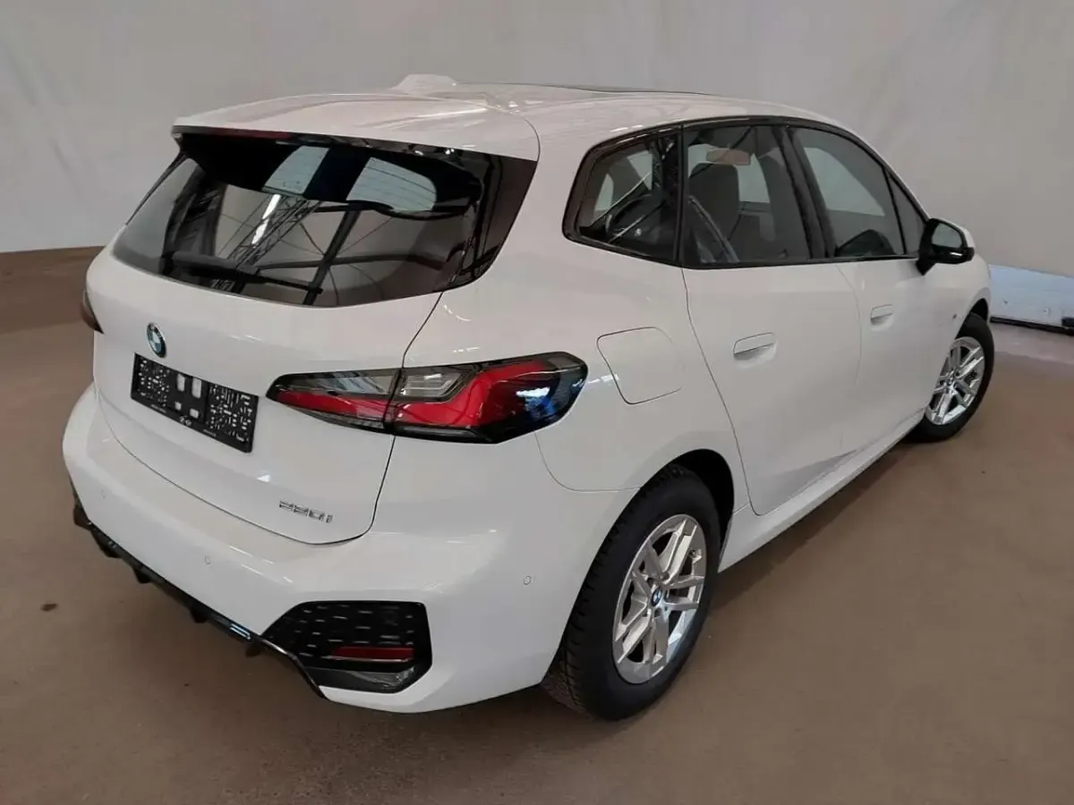 Gebraucht BMW 220 M Sport 170 PS (125 kW) 2025 Alpinweiss 3 Van / Kleinbus