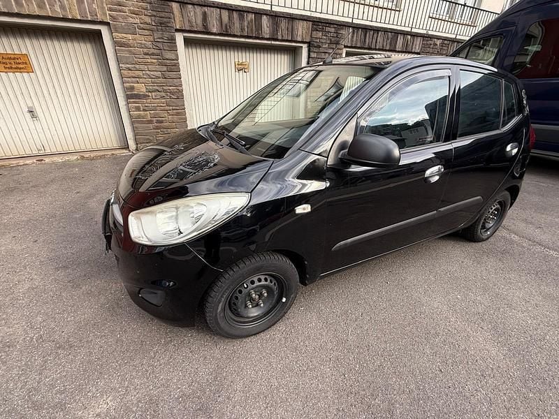 Schwarz Gebraucht 2011 Hyundai i10 Edition Kleinwagen | 1.950 € (Fairer Preis) - Bild 1/4