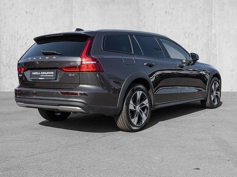 Gebraucht Volvo V60 CC Ultimate 197 PS (144 kW) 2023 Platinum grey / metallic Kombi