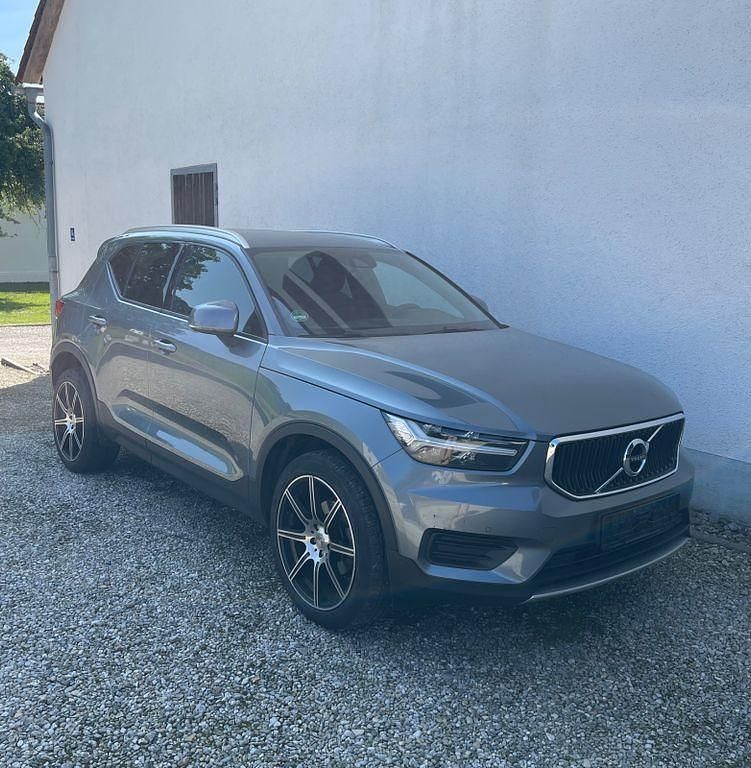 Grau Gebraucht 2018 Volvo XC40 Momentum SUV | 22.999 € (Guter Preis) - Bild 1/4