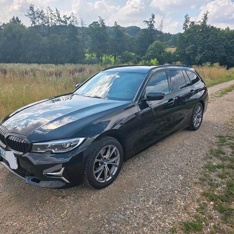 Schwarz Gebraucht 2021 BMW 320 Luxury Line Kombi | 24.500 € (Superpreis) - Bild 1/4