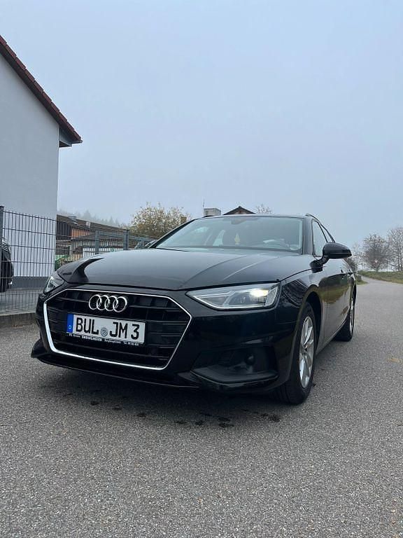 Schwarz Gebraucht 2022 Audi A4 Ambiente Kombi | 21.699 € (Superpreis) - Bild 1/4