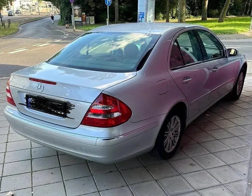 Gebraucht Mercedes E200 163 PS (119 kW) 2002 Silber Limousine