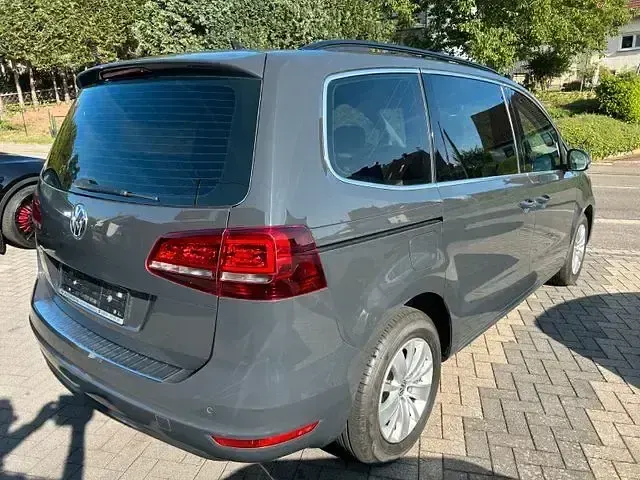 Gebraucht VW Sharan 150 PS (110 kW) 2022 Grau Van / Kleinbus