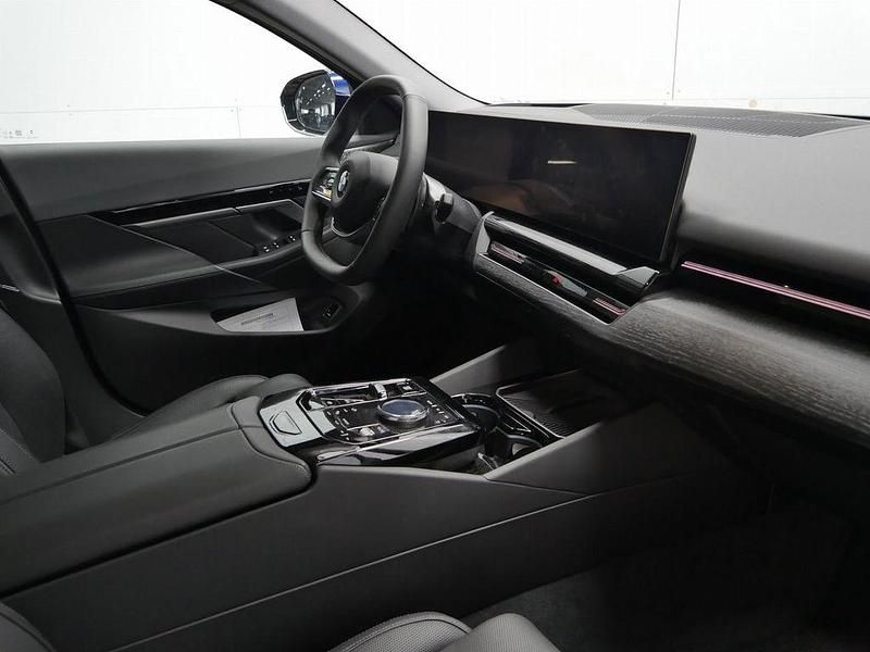 Gebraucht BMW 540 Sport Line 303 PS (222 kW) 2024 Blau Limousine