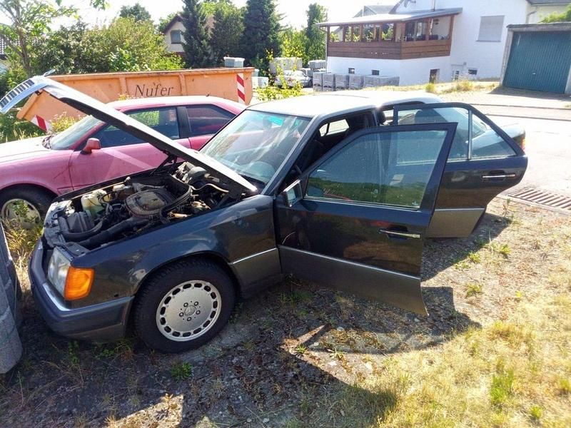 Schwarz Gebraucht 1990 Mercedes E200 Limousine | 1.599 € - Bild 1/4