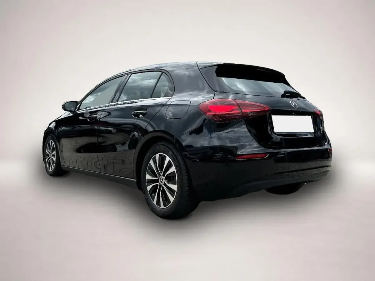 Gebraucht Mercedes A180 136 PS (100 kW) 2024 Manufacturer Limousine