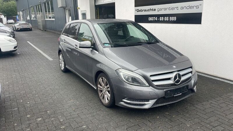 Grau Gebraucht 2013 Mercedes B200 Sport Van / Kleinbus | 7.860 € (Fairer Preis) - Bild 1/4