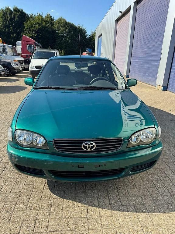 Usado Toyota Corolla 97 HP (71 kW) 2001 Verde Sedan