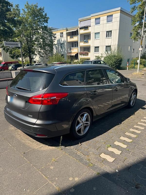 Gebraucht Ford Focus Titanium 125 PS (91 kW) 2018 Grau Kombi