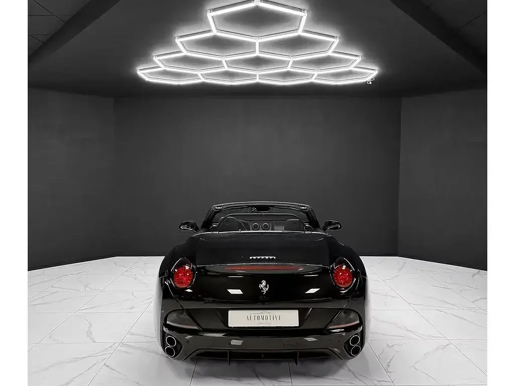 Second-hand Ferrari California 460 CP (338 kW) 2010 Negru Cabrio
