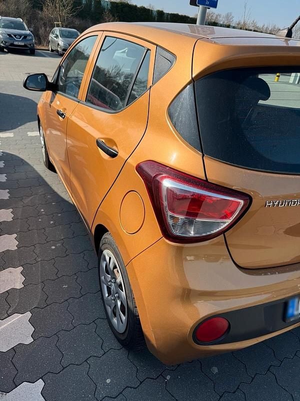 Gebraucht Hyundai i10 67 PS (49 kW) 2017 Orange Kleinwagen
