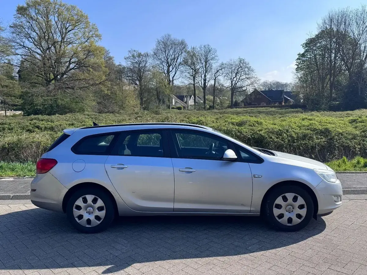 Używany Opel Astra Selection 110 KM (80 kW) 2011 Srebrny Kombi