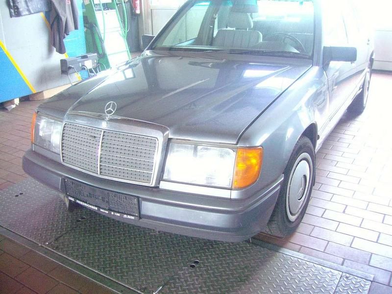 Grau Gebraucht 1988 Mercedes E230 Limousine | 8.000 € - Bild 1/3