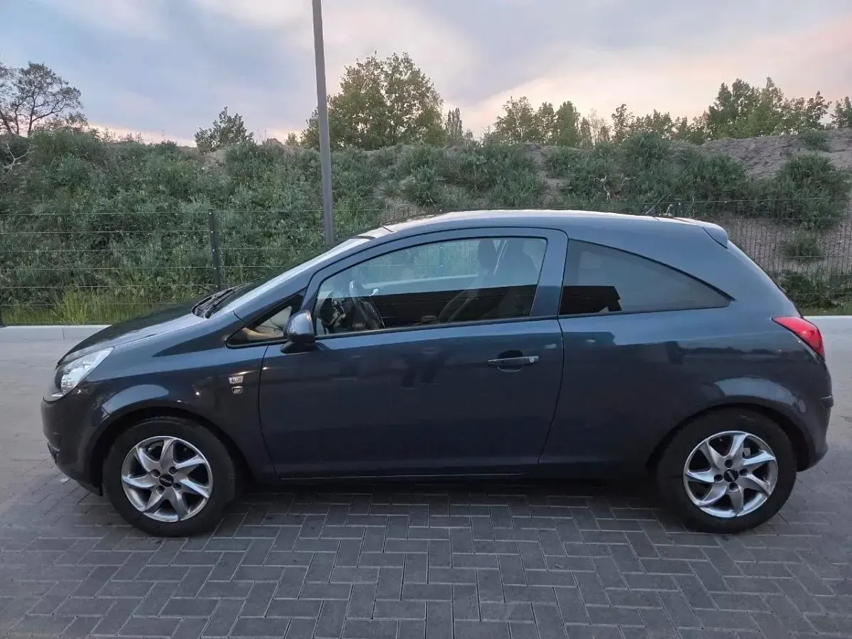 Gebraucht Opel Corsa 80 PS (58 kW) 2010 Andere farben Kleinwagen