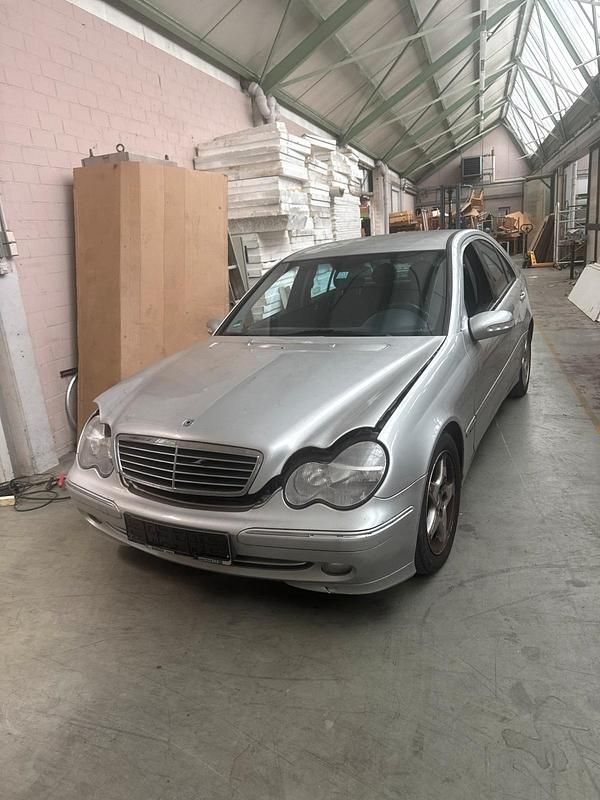 Schwarz Gebraucht 2000 Mercedes C200 Avantgarde Limousine | 850 € - Bild 1/4