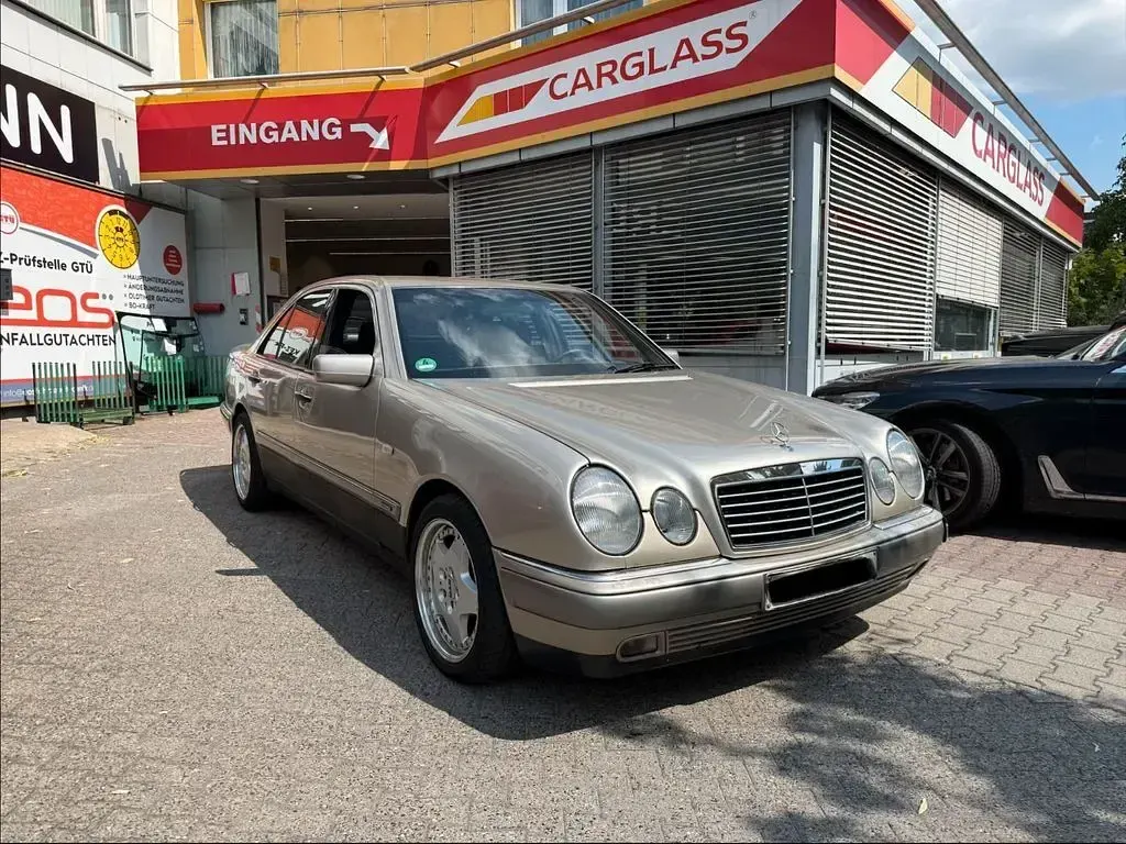Gebraucht Mercedes E280 193 PS (141 kW) 1996 Gold Limousine