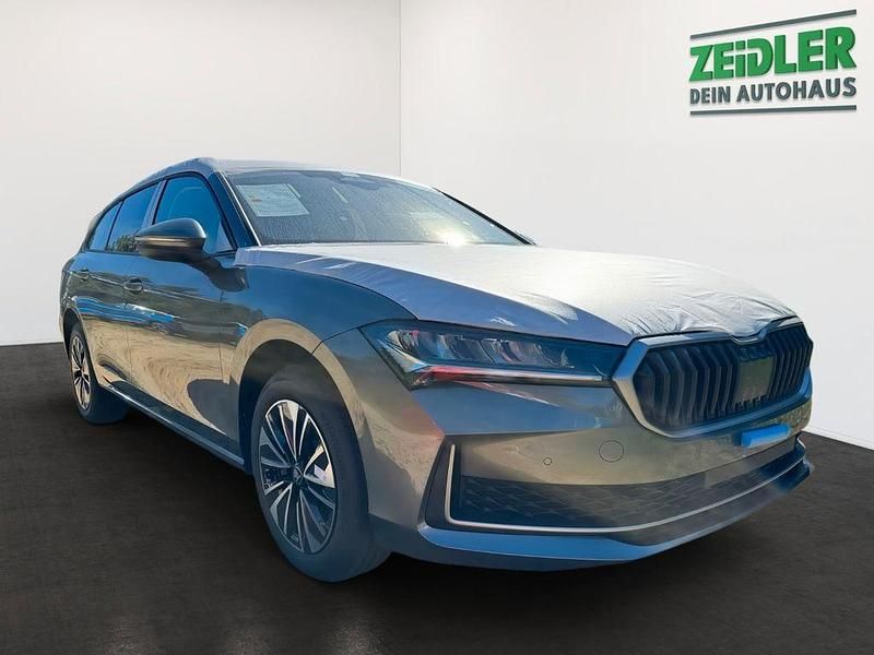 Neu Skoda Superb Selection 150 PS (110 kW) 2025 Grau Kombi