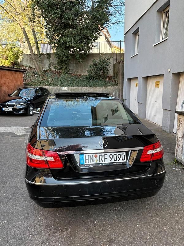 Gebraucht Mercedes E220 170 PS (125 kW) 2012 Schwarz Limousine