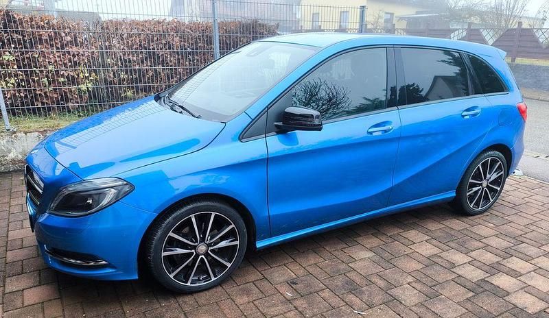 Blau Gebraucht 2014 Mercedes B180 Van / Kleinbus | 9.400 € (Guter Preis) - Bild 1/4
