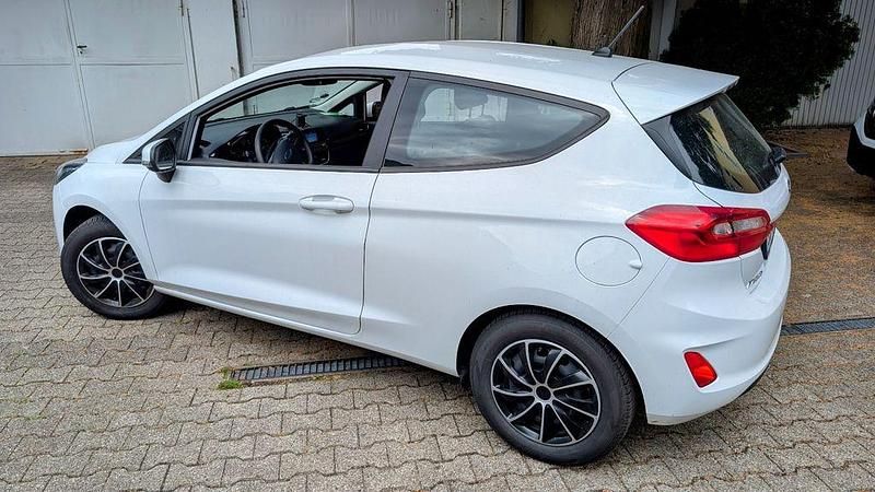 Gebraucht Ford Fiesta Trend 71 PS (52 kW) 2018 Weiß Kleinwagen