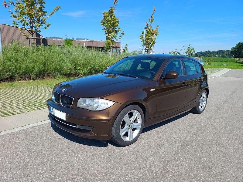 Braun Gebraucht 2011 BMW 116 Lifestyle Kleinwagen | 3.600 € (Superpreis) - Bild 1/4