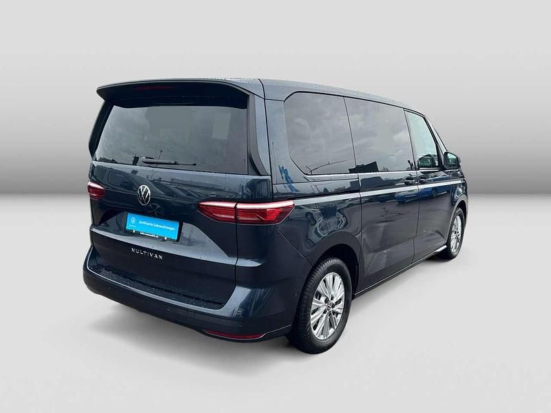 Gebraucht VW Multivan Basis 150 PS (110 kW) 2024 Blau Van
