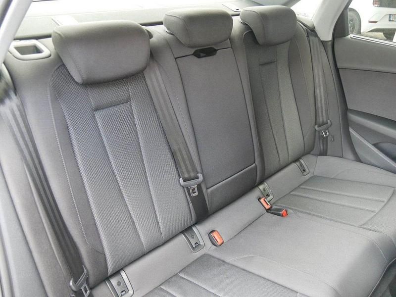 Gebraucht Audi A4 Ambiente 150 PS (110 kW) 2021 Navarrablau metallic Limousine