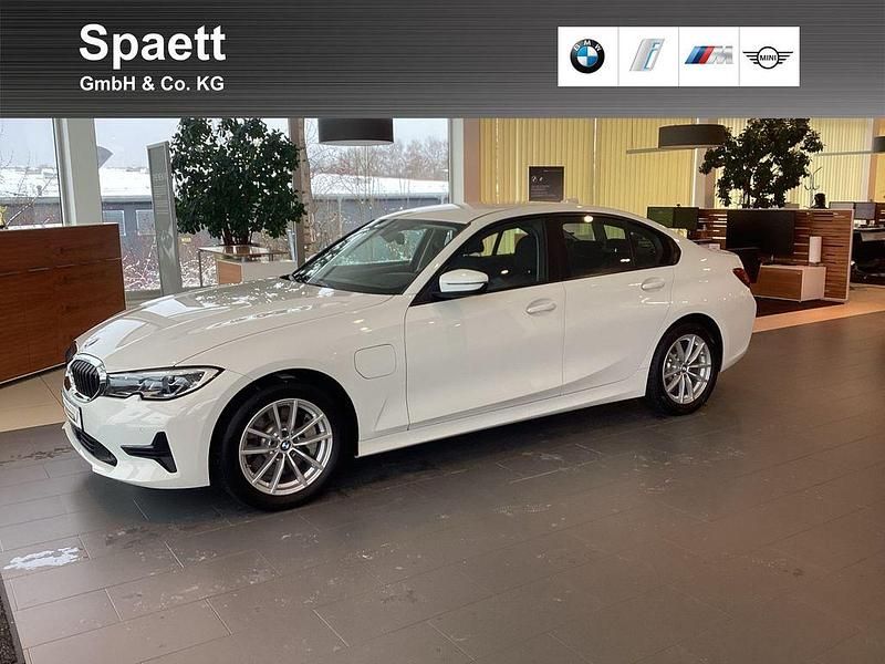 Gebraucht BMW 330e Advantage 292 PS (214 kW) 2020 Weiß Limousine