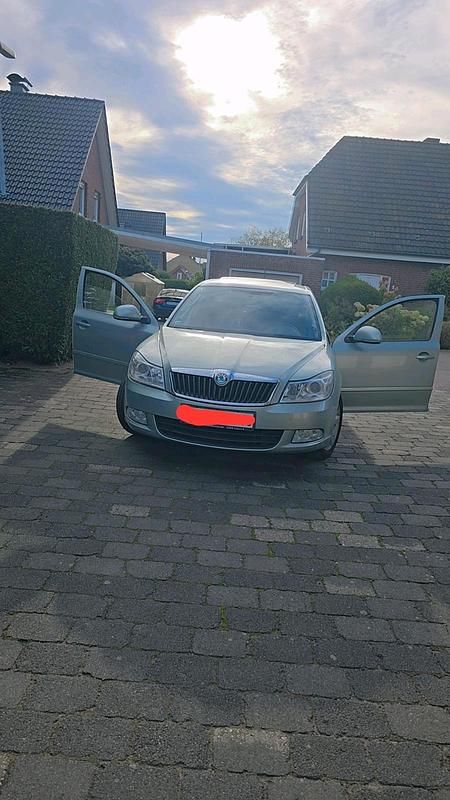 Grün Gebraucht 2012 Skoda Octavia Limousine | 7.499 € (Fairer Preis) - Bild 1/4