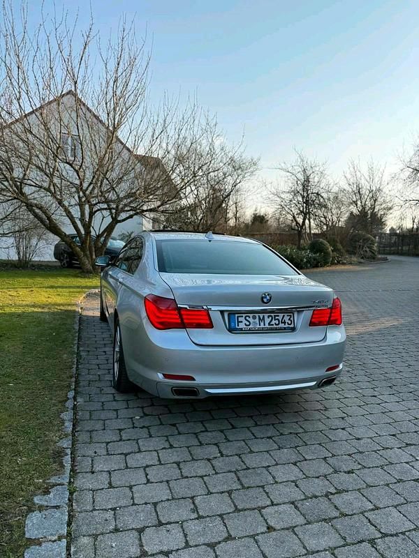 Gebraucht BMW 740 306 PS (225 kW) 2012 Grau Limousine
