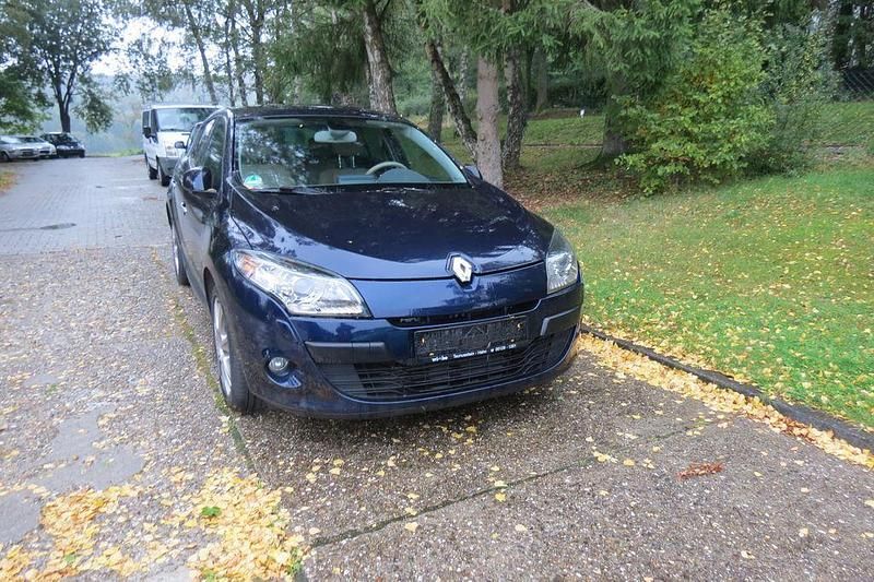Blau Gebraucht 2010 Renault Mégane III Dynamique Limousine | 3.800 € (Fairer Preis) - Bild 1/4