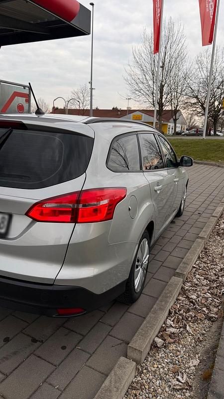 Gebraucht Ford Focus Trend 120 PS (88 kW) 2017 Silber Kombi